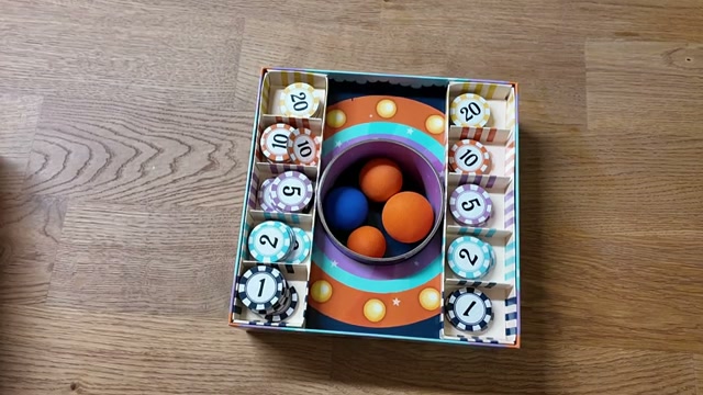 Bounce It Spielbox mit Punktechips und den vier Wurfbällen für den Spielaufbau