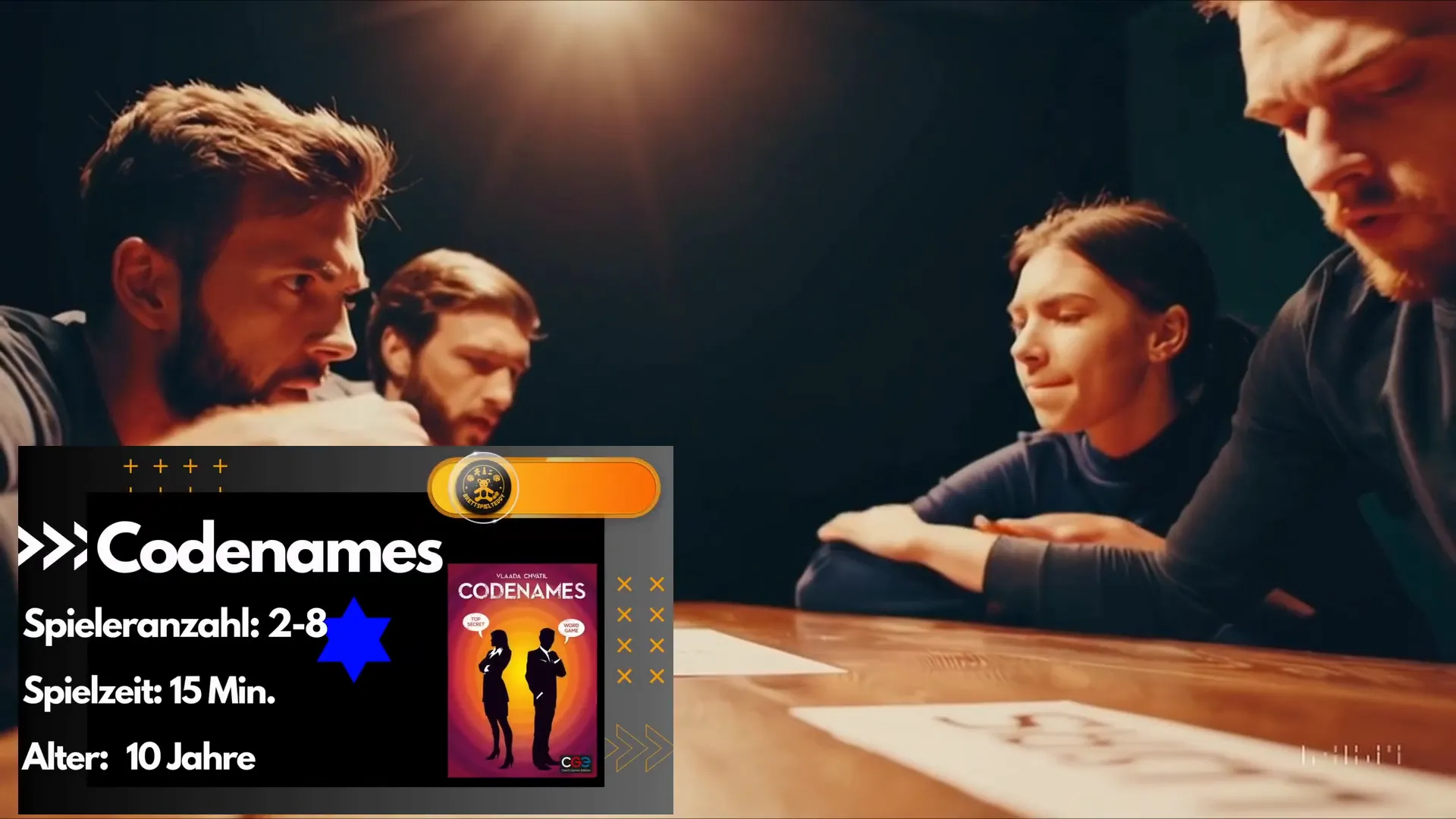 Codenames Karten mit Stichworten auf dem Tisch