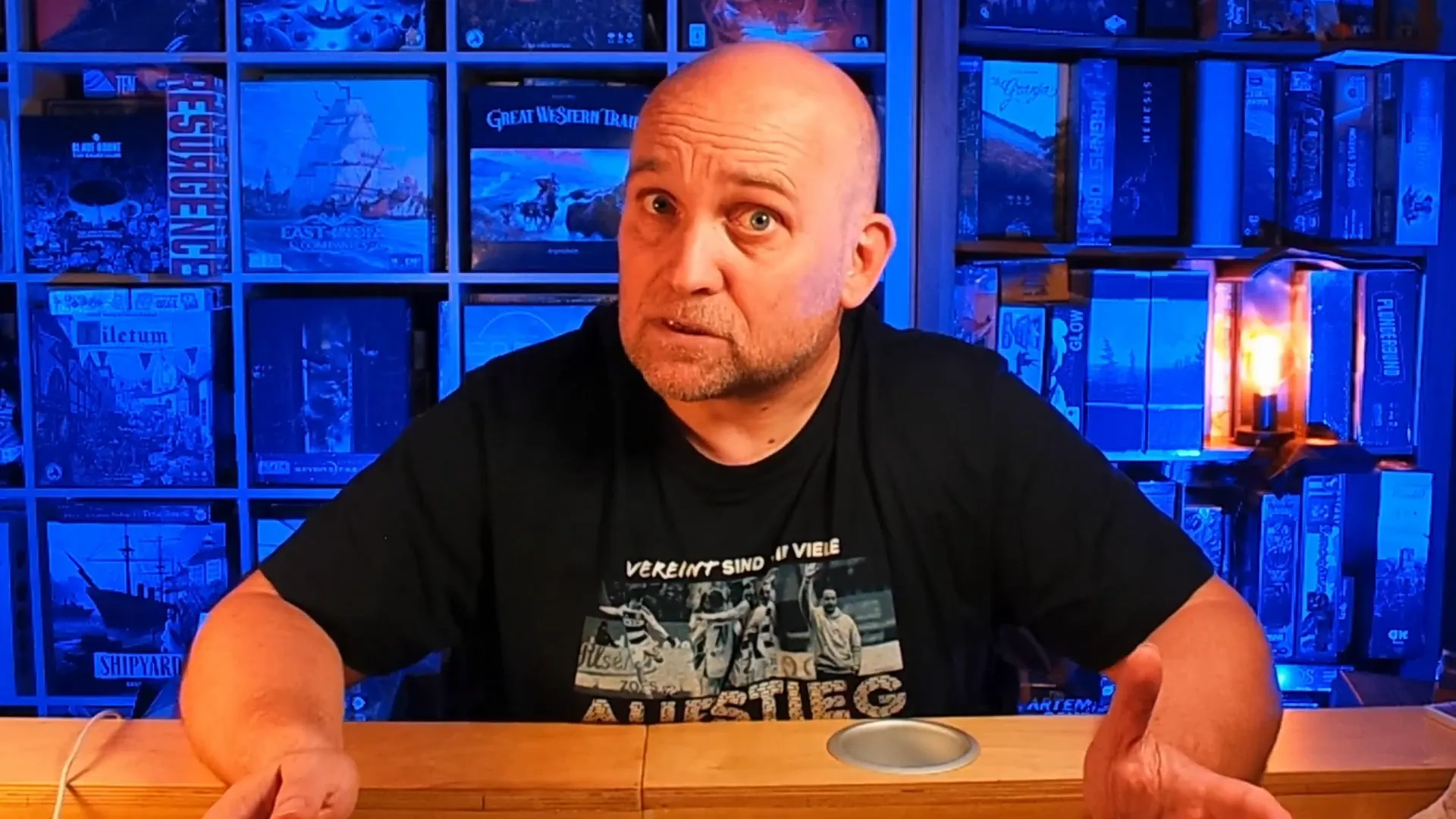 Teddy mit verschiedenen Brettspielen auf dem Tisch