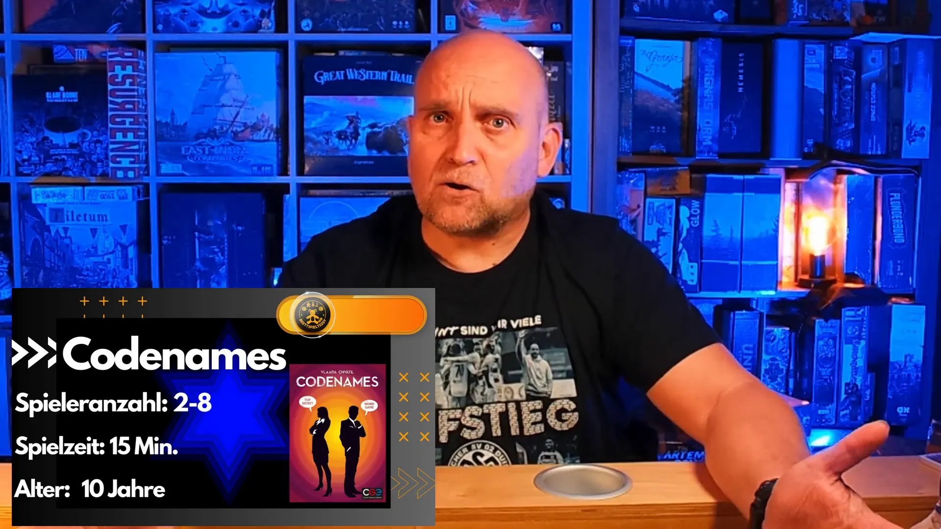 Codenames Team diskutiert Hinweise