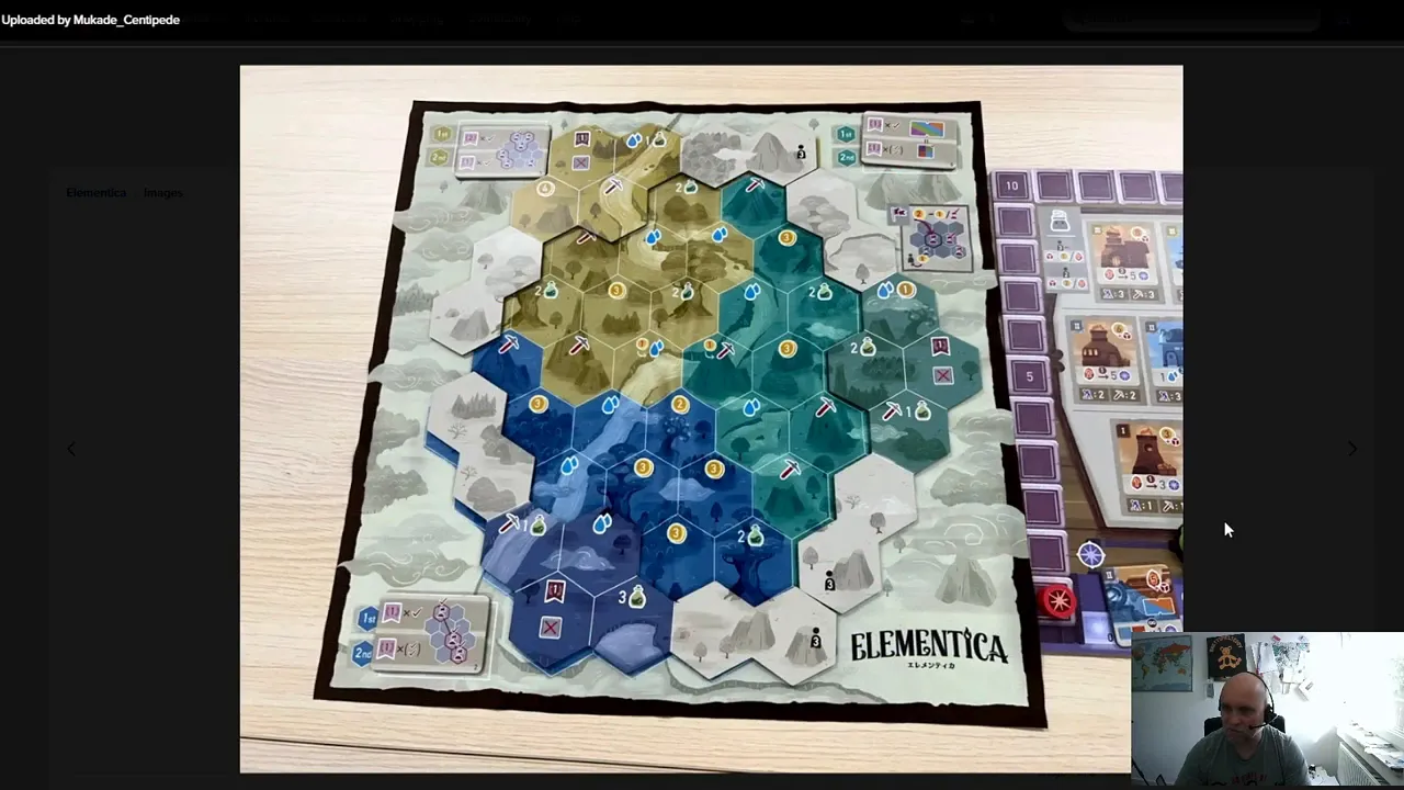 Spielplan von Elementica mit großer farbiger Gebietskarte und mehreren Aktionsbereichen am Rand