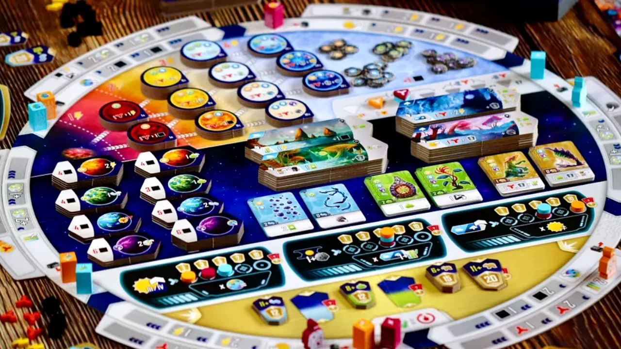 Runder Entropy-Spielplan mit äußeren Aktionsfeldern, Karten, Planetenplättchen und farbigen Spielsteinen