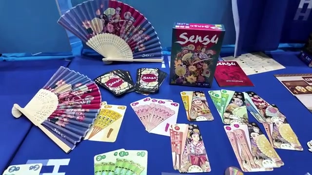 Sensu mit Schachtel, Fächern und Spielkarten