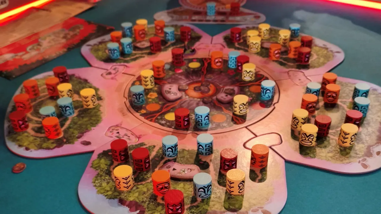 Zentraler runder Spielplan mit mehreren angrenzenden Inselplänen und vielen bunten Tiki-Säulen