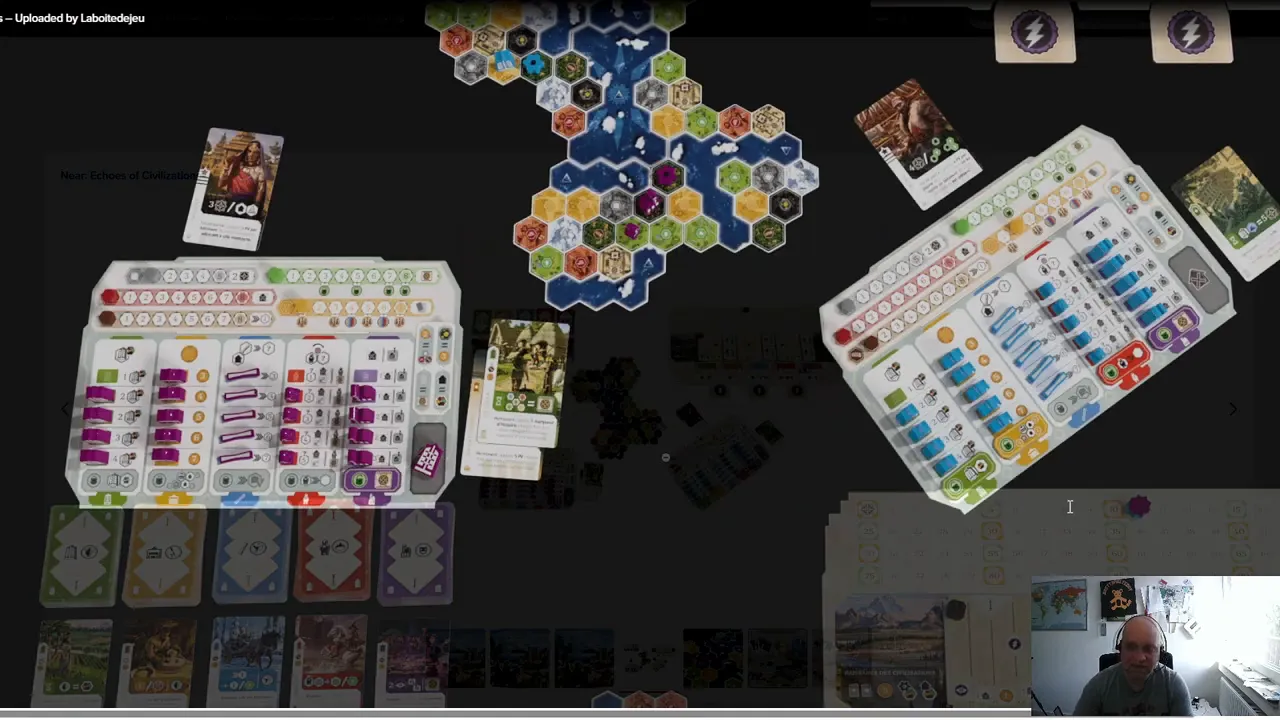 Hexagonale Weltkarte neben zwei großen Zivilisationstableaus, Karten und farbigen Markierungen