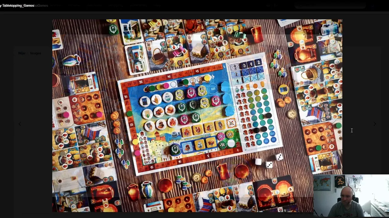 Ausgelegtes Spielmaterial mit zentralem farbigen Tableau, Plättchen und mehreren Produktionsbereichen