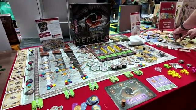Recall von Pegasus mit Spielplan und Material auf dem Messetisch