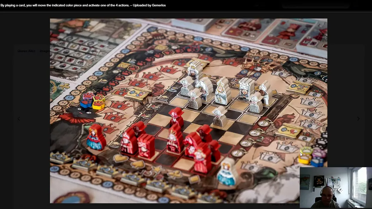 Queen-Alice-Spielbrett mit roten und weißen Figuren auf einem Schachbrett und umliegenden Symbolfeldern