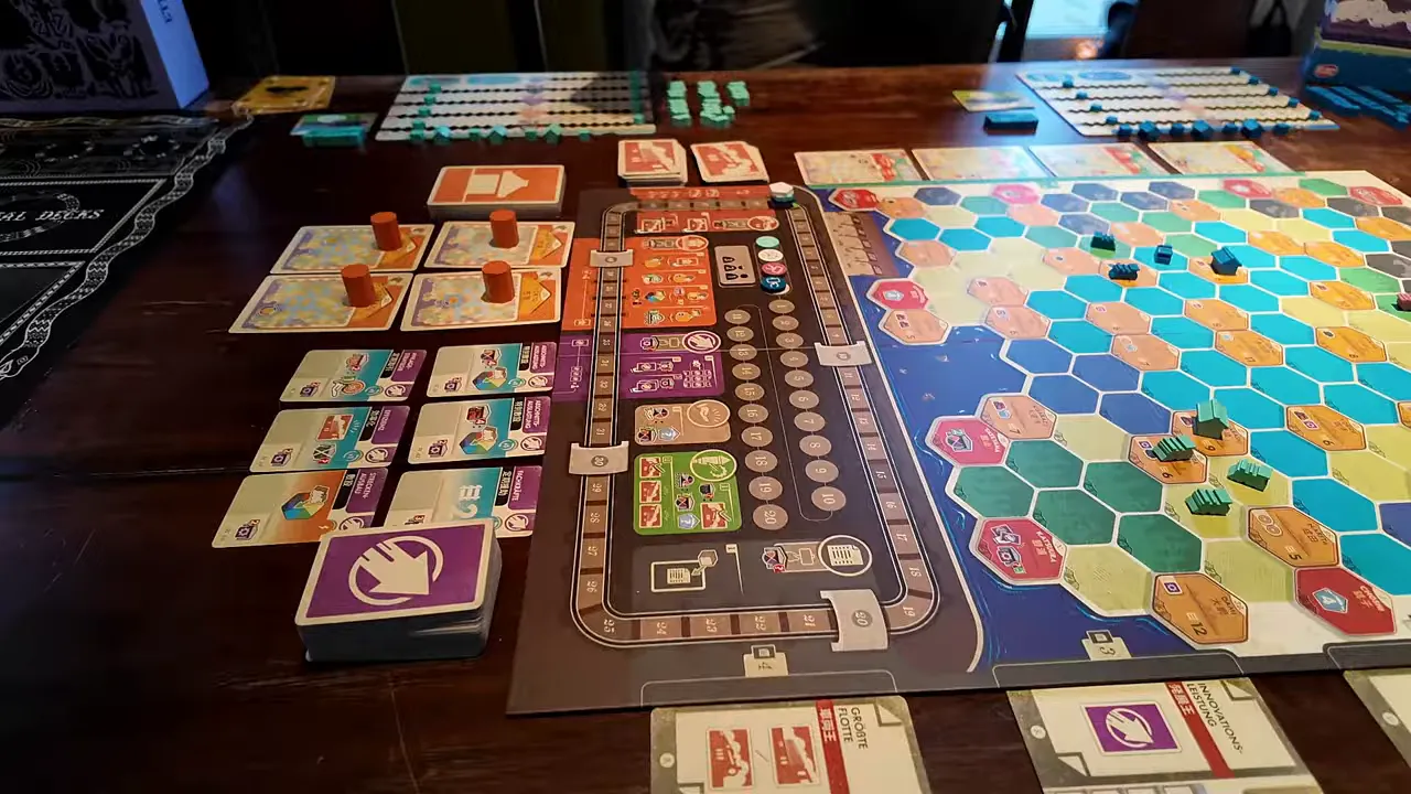 Railway-Boom-Spielplan mit farbigen Hexfeldern, Figuren, Karten und angrenzender Auktionsauslage