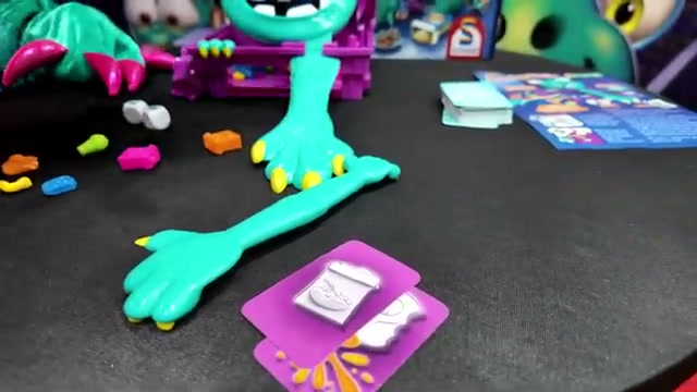 Monsterkiste mit Monsterpranke, Snacks und Würfeln