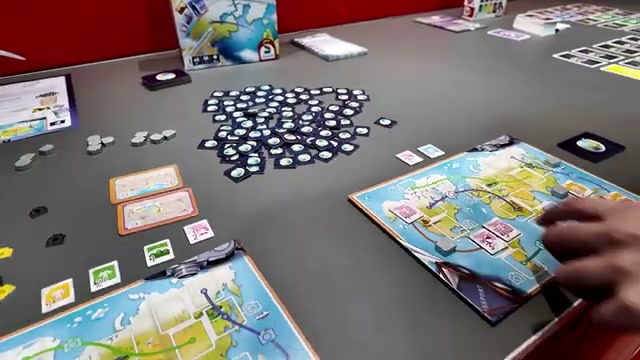 Perfect Tour mit Weltkarte, Plättchen und Spielmaterial