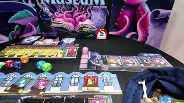 Secret Museum mit Würfeln, Vitrinen und Wertungstableau
