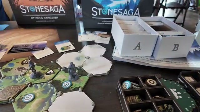 Stonesaga-Spielmaterial mit Landschaftsplättchen, Figuren und Sortierbox