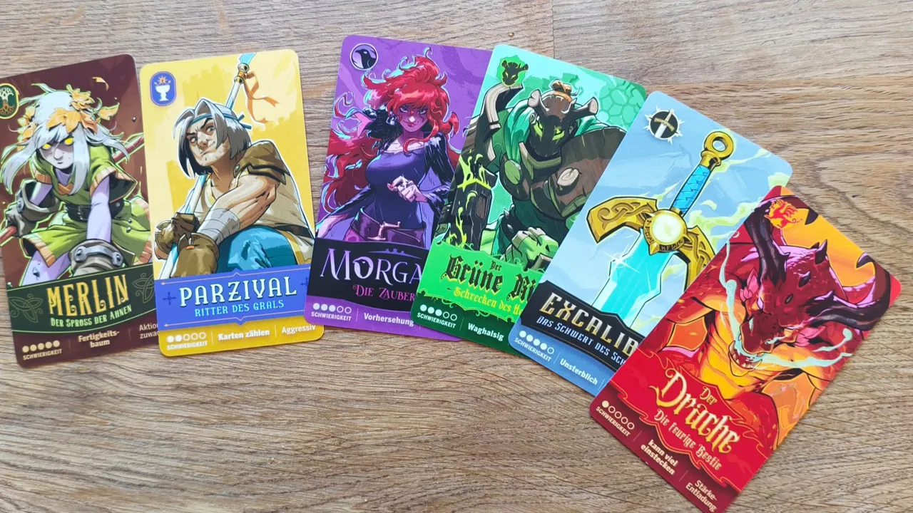 Sechs aufgefächerte Kämpfertafeln mit Merlin, Parzival, Morgana, dem Grünen Ritter, Excalibur und dem Drachen