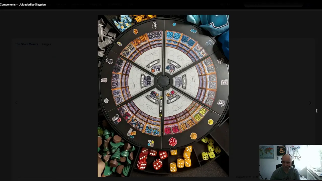 Rundes Lager-Rondell mit farbigen Abschnitten, Symbolen und vielen kleinen Spielkomponenten ringsherum