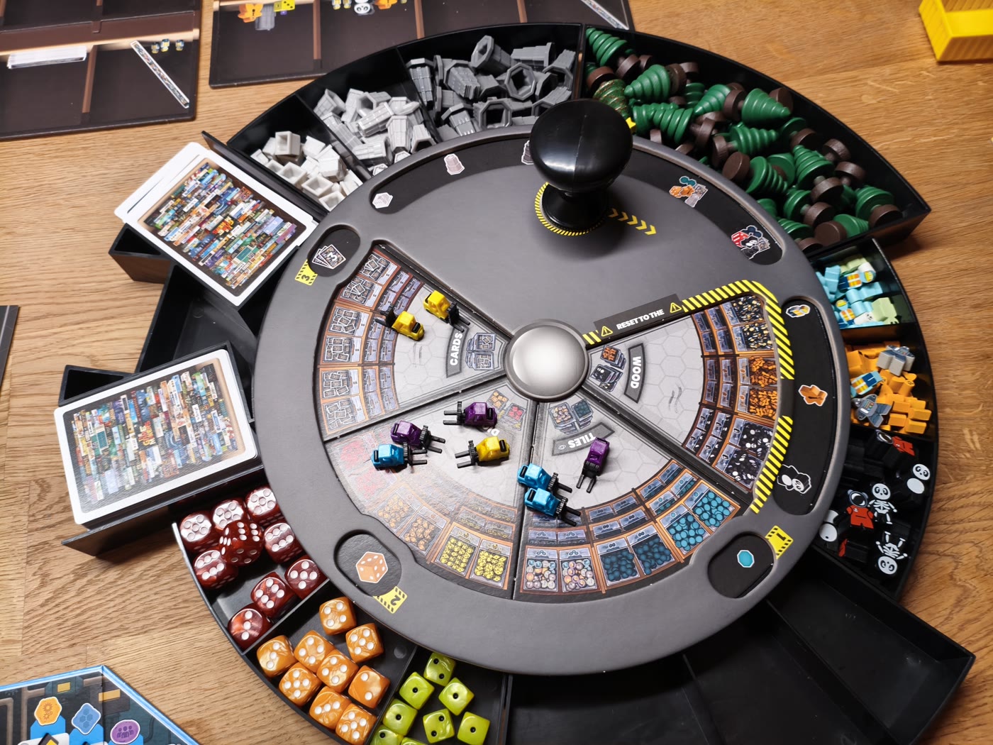 The Game Makers: Rondell mit Gabelstaplern, Ressourcenschalen und Kartenstapeln