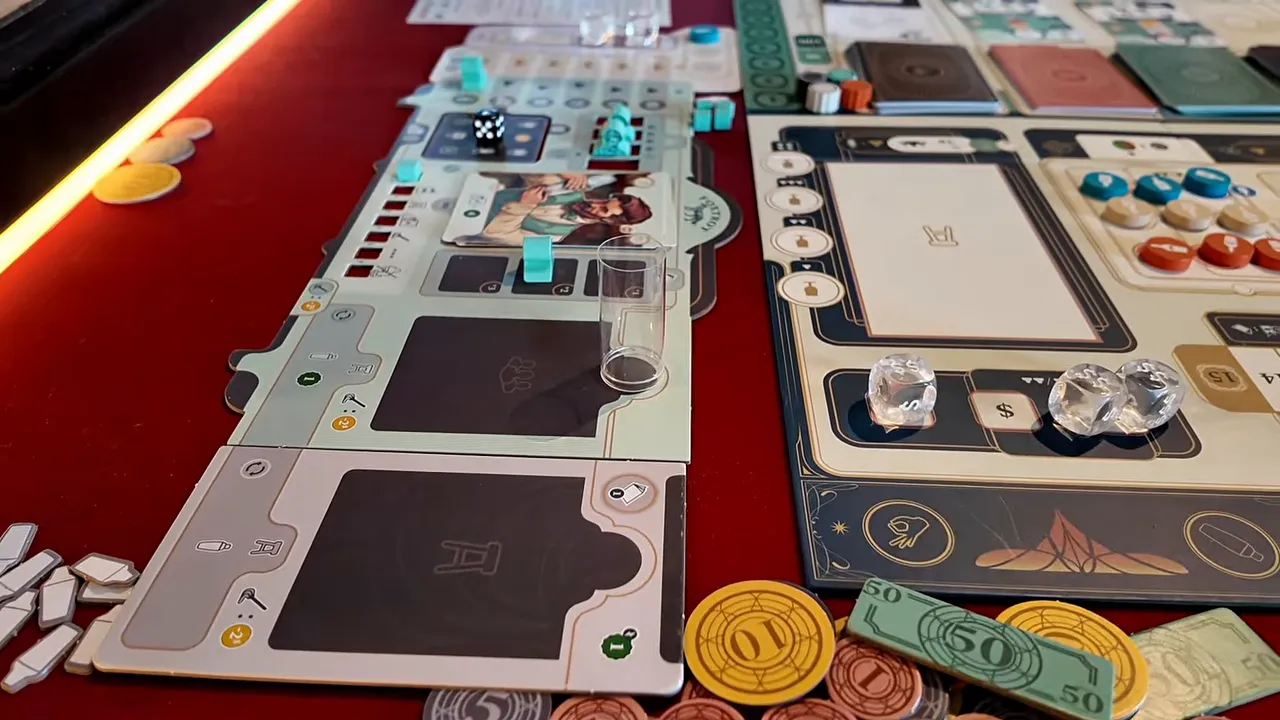 Persönliche Barauslage mit zusätzlichen leeren Kartenplätzen neben Spielgeld und Shaker-Markern