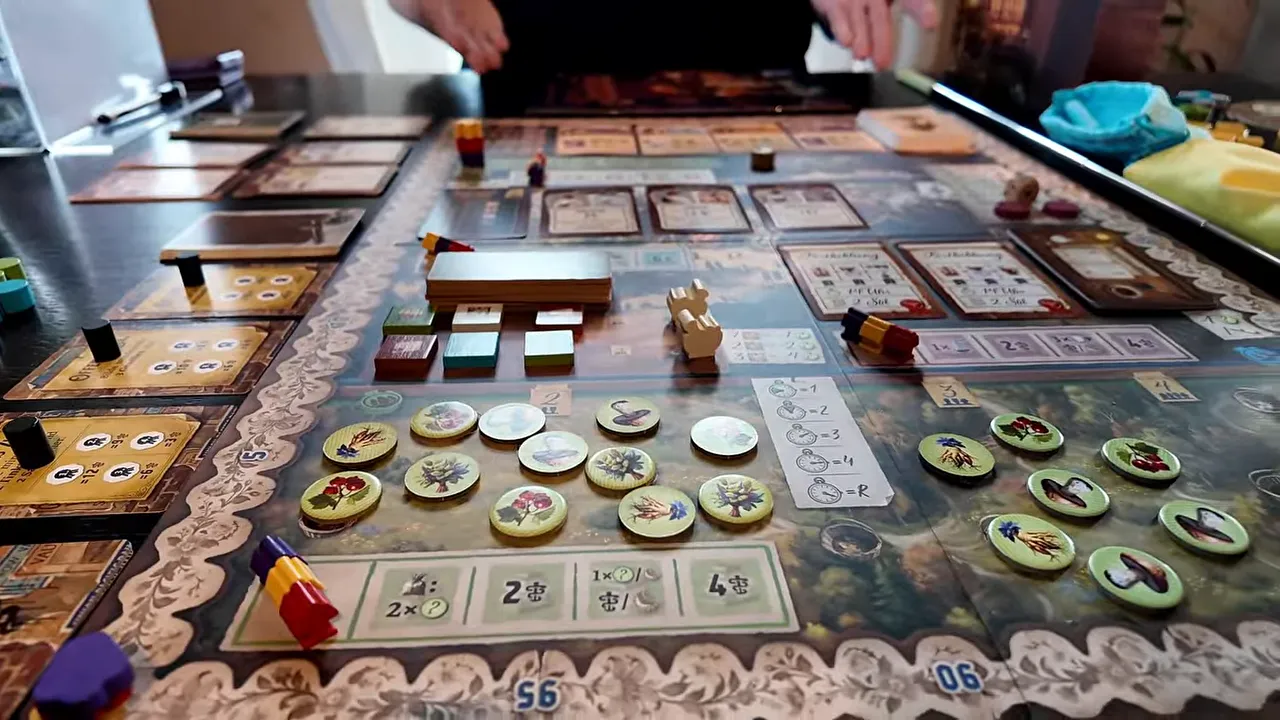Tinctura-Spielplan mit zwei Gruppen runder Pflanzenplättchen im unteren Bereich